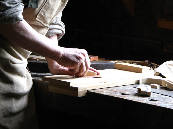 Nuestro equipo de profesionales cuenta  con muchos años de contrastada <strong>experiencia</strong> en el sector de la <strong>carpintería de madera en Monreal</strong>.